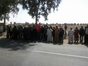ساكنة دوار أولاد زاد الناس بجماعة اسكورة الحدرة في وقفة احتجاجية أمام مقر عمالة إقليم الرحامنة