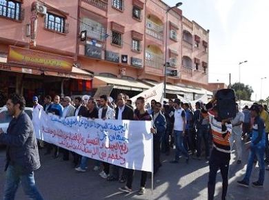 تحت شعار "بغيت نخدم باش نعيش"... الجبهة الموحدة للدفاع عن المطالب الاجتماعية لساكنة الرحامنة تنظم مسيرة على الأقدام نحو الرباط.