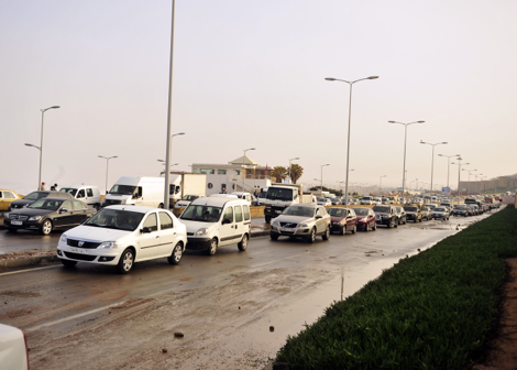 مدن ساحلية تقضي ليلة بيضاء بسبب موجات مدٍّ بحري عاليَة