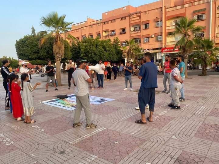 المعطلون يقفون امام دار الشباب القدس بابن جرير