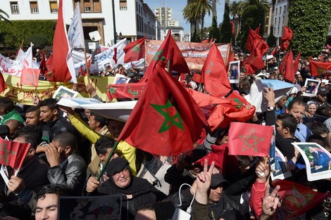 المغاربة بمختلف مشاربهم تحت خطاء واحد "العلم الوطني" بمسيرة الرباط التاريخية